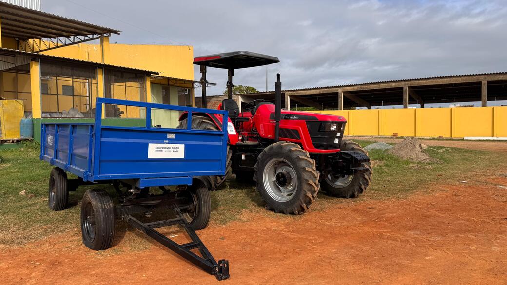 Doação da CODEVASF de Trator e Implementos